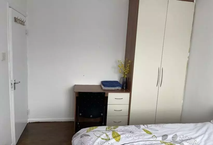 Residenssi Immaculate 4 Bed House Near Heathrow Airport