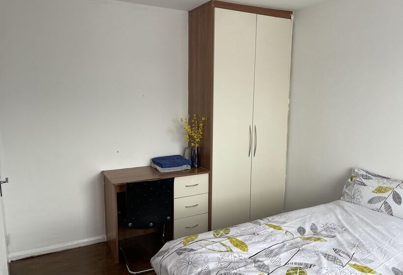 Residenssi Immaculate 4 Bed House Near Heathrow Airport