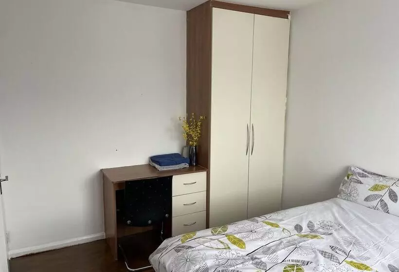 Residenssi Immaculate 4 Bed House Near Heathrow Airport