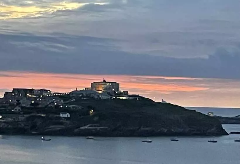 اقامتگاه Impeccable 3 Bed House In Newquay