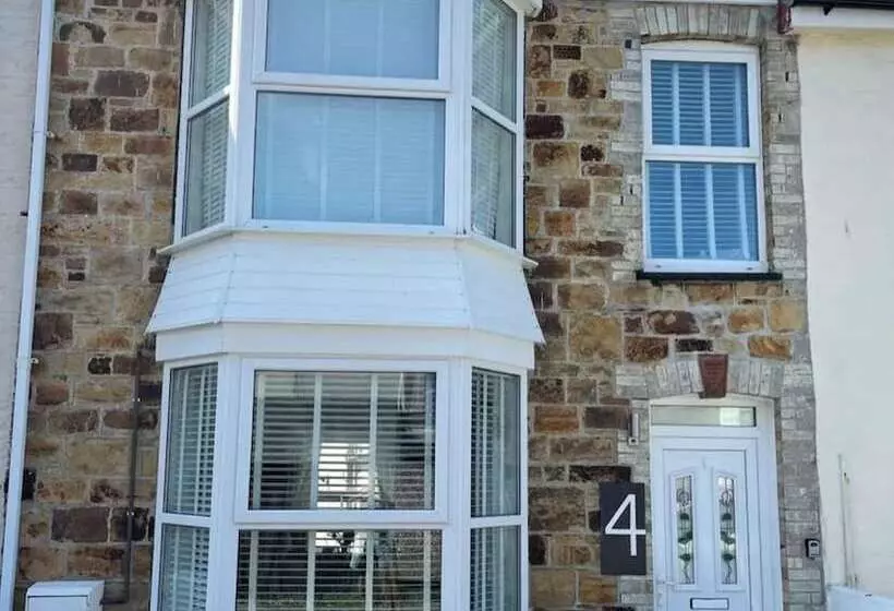 اقامتگاه Impeccable 3 Bed House In Newquay
