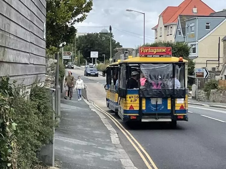 اقامتگاه Impeccable 3 Bed House In Newquay