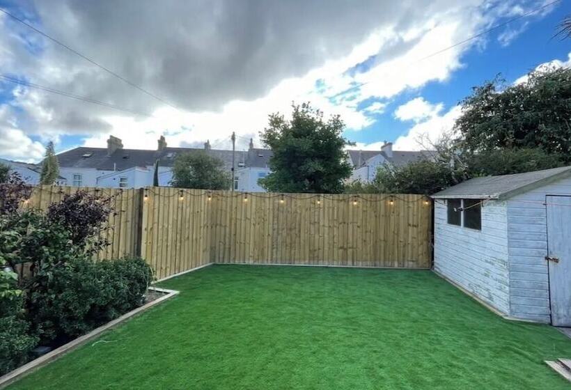 Residens Impeccable 3 Bed House In Newquay