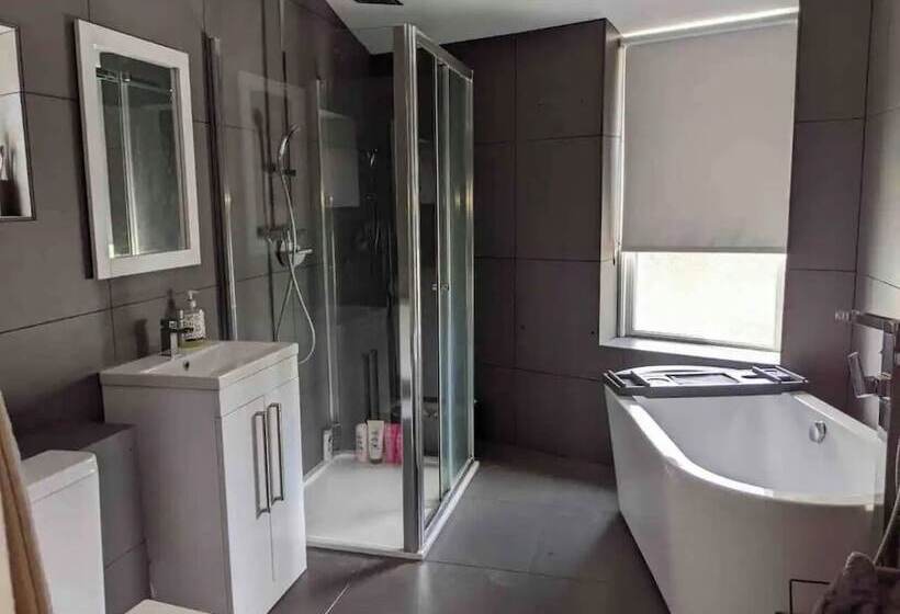 Residens Impeccable 3 Bed House In Newquay