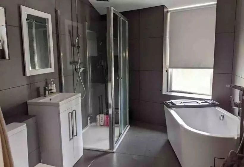 اقامتگاه Impeccable 3 Bed House In Newquay