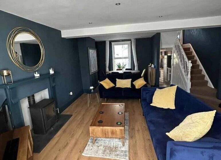 Residens Impeccable 3 Bed House In Newquay