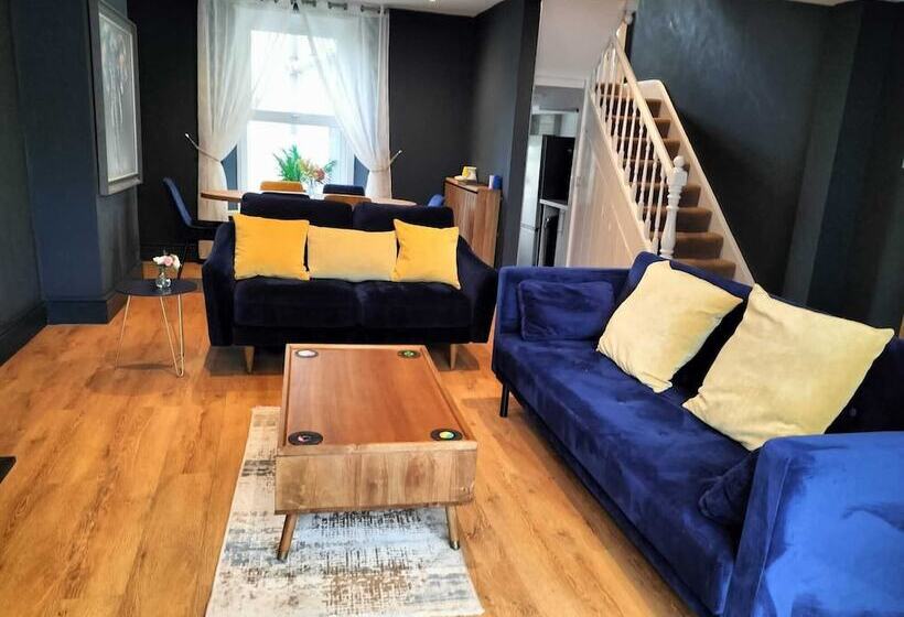 Residens Impeccable 3 Bed House In Newquay