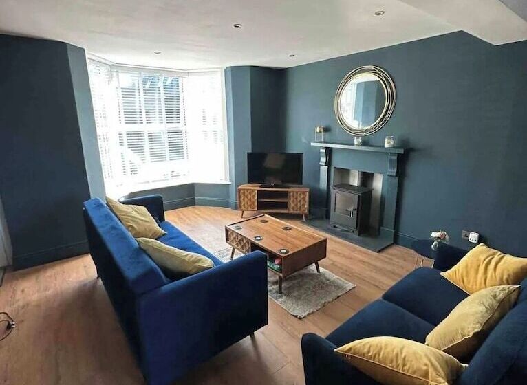 Residens Impeccable 3 Bed House In Newquay