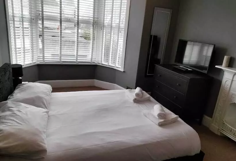 اقامتگاه Impeccable 3 Bed House In Newquay