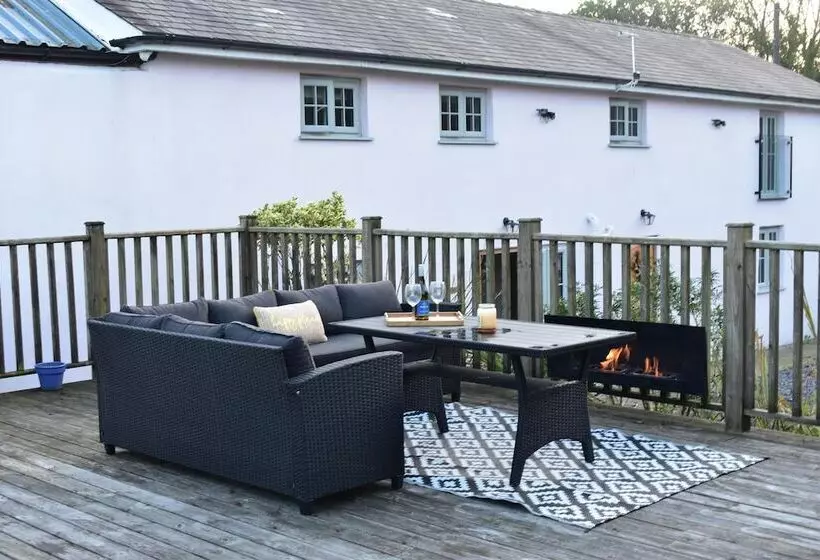 Residenssi Luxury 2 Bed Barn Conversion In Llansteffan