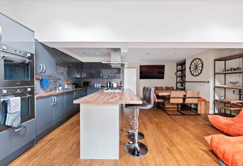 住所 Stunning 5 Bed House In Leeds Contractors Welcome