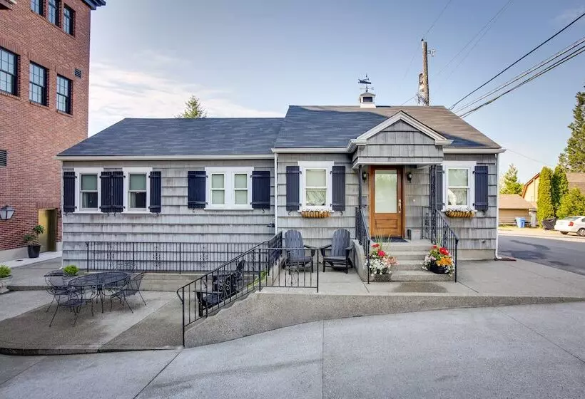 Retro Style Home In Ruston: Walkable Location!