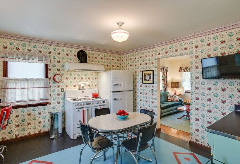 Retro Style Home In Ruston: Walkable Location!