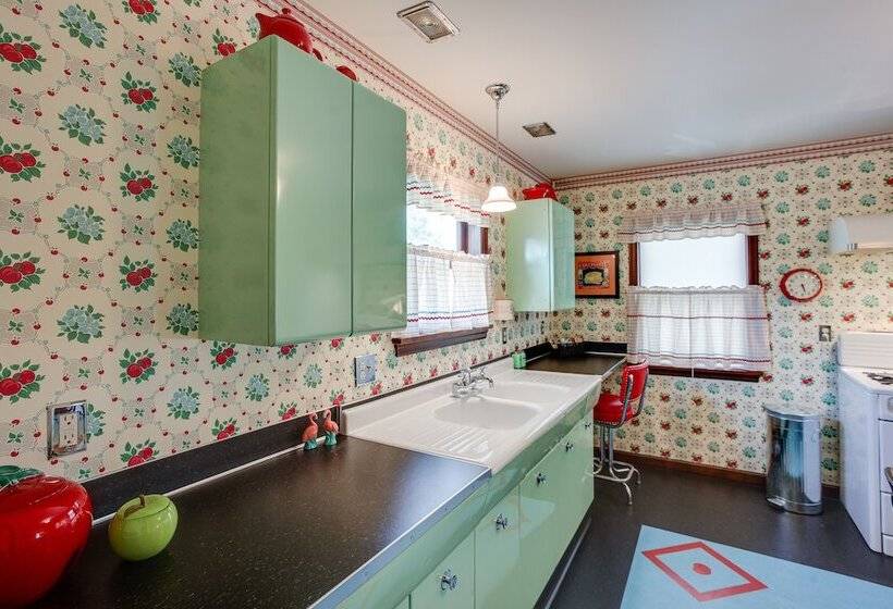 Retro Style Home In Ruston: Walkable Location!