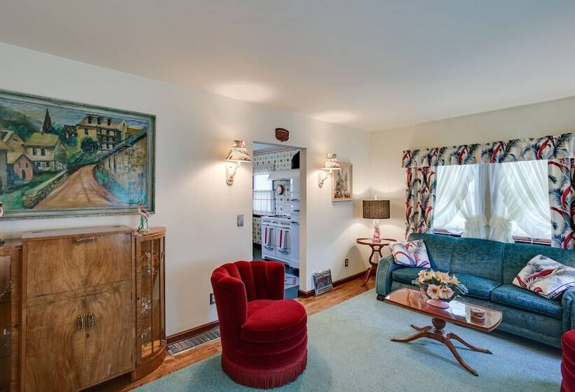 Retro Style Home In Ruston: Walkable Location!