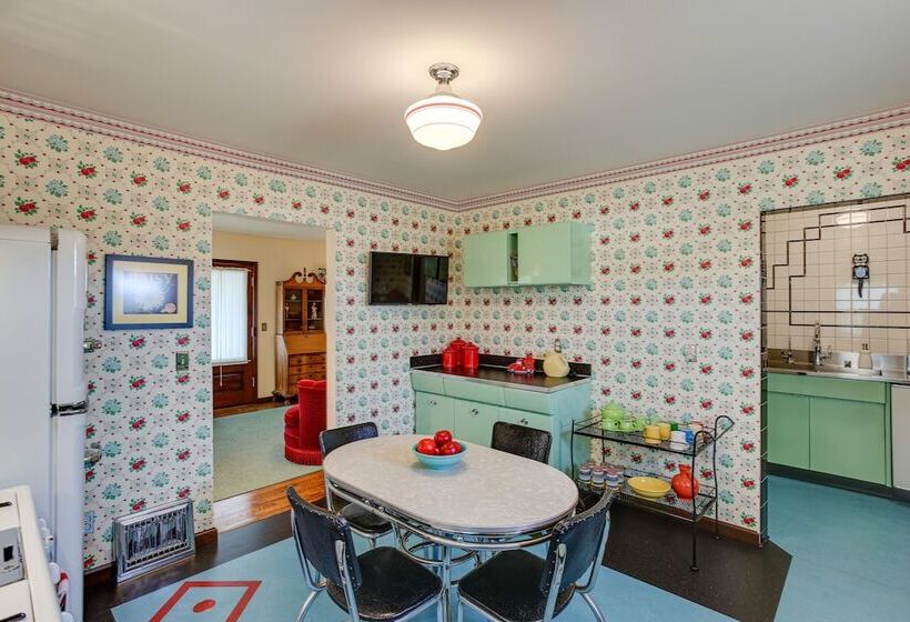 Retro Style Home In Ruston: Walkable Location!