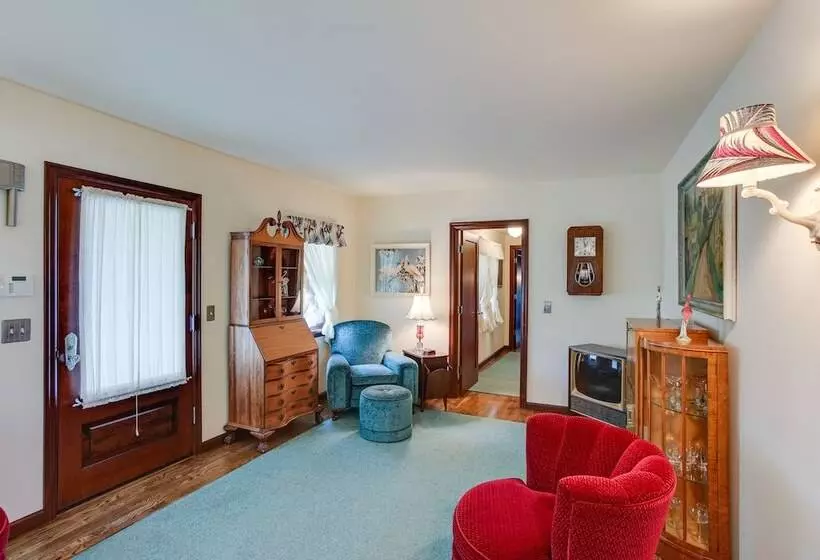 Retro Style Home In Ruston: Walkable Location!