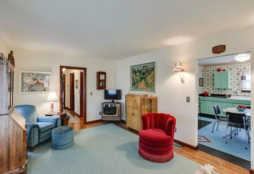 Retro Style Home In Ruston: Walkable Location!