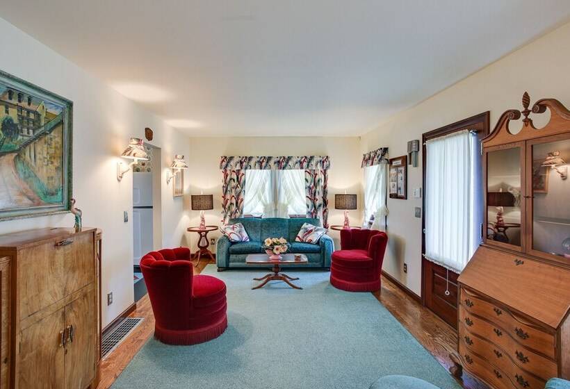 Retro Style Home In Ruston: Walkable Location!