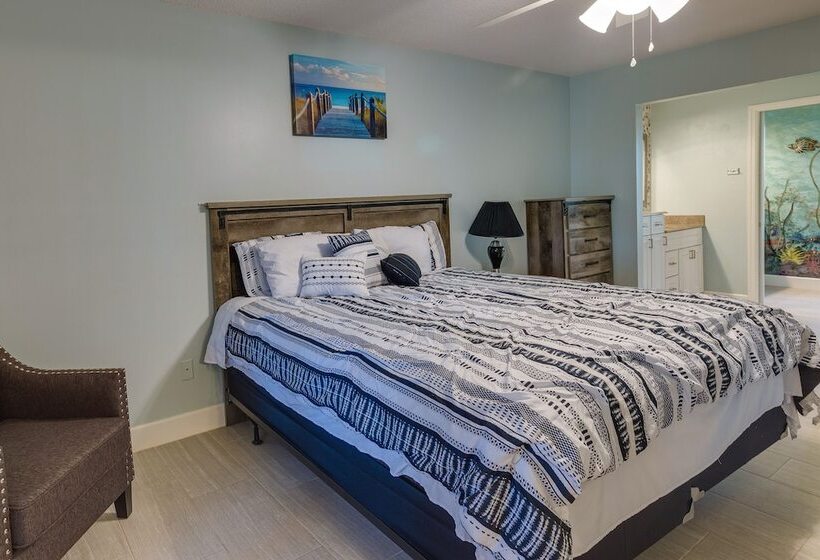 Riverfront Port St Lucie Home: Hot Tub + Dock!