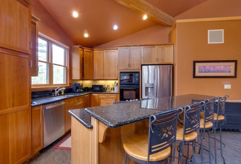 Hot Tub & Ski Shuttle: Rustic Breckenridge Retreat