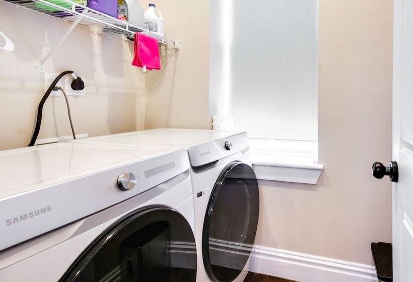 Saint Louis Home W/ Deck: 4 Mi To Downtown!