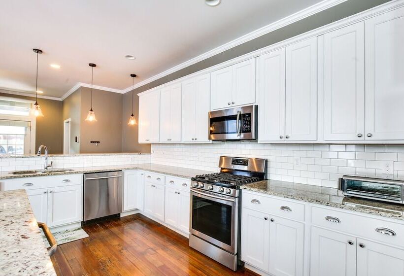 Saint Louis Home W/ Deck: 4 Mi To Downtown!