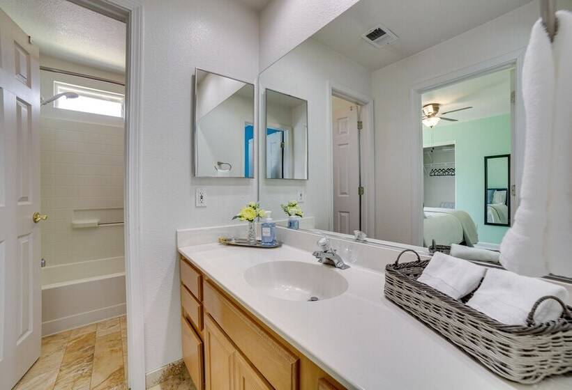 Spacious Reno Home W/ Deck ~ 1 Mi To Downtown!