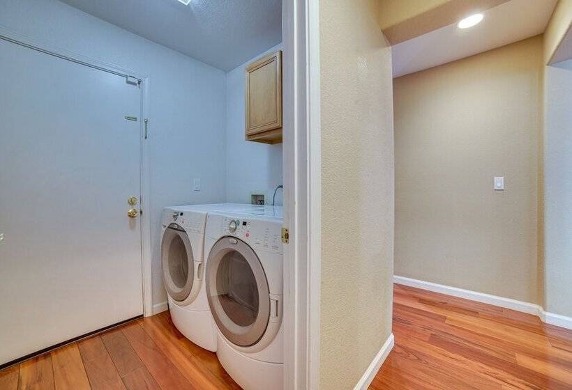 Spacious Reno Home W/ Deck ~ 1 Mi To Downtown!