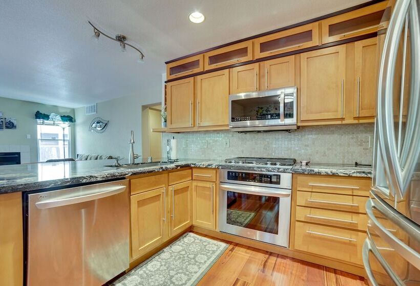 Spacious Reno Home W/ Deck ~ 1 Mi To Downtown!