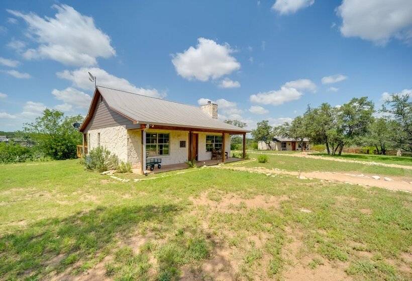 Spicewood Ranch Cabin W/ Deck, Barn Access!