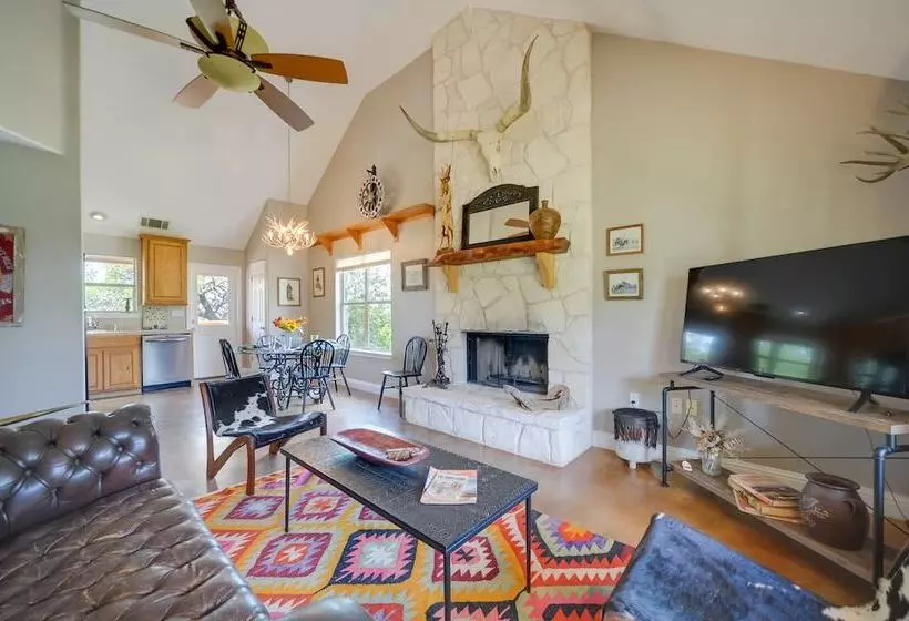 Spicewood Ranch Cabin W/ Deck, Barn Access!