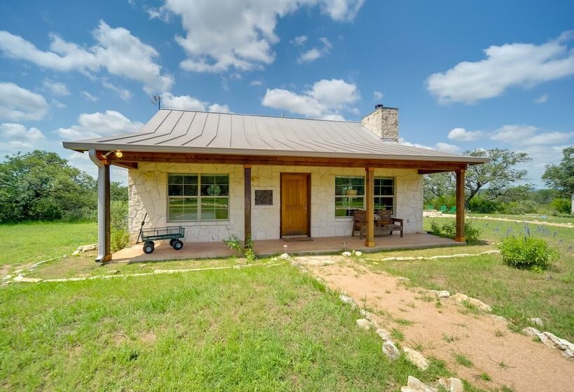 Spicewood Ranch Cabin W/ Deck, Barn Access!