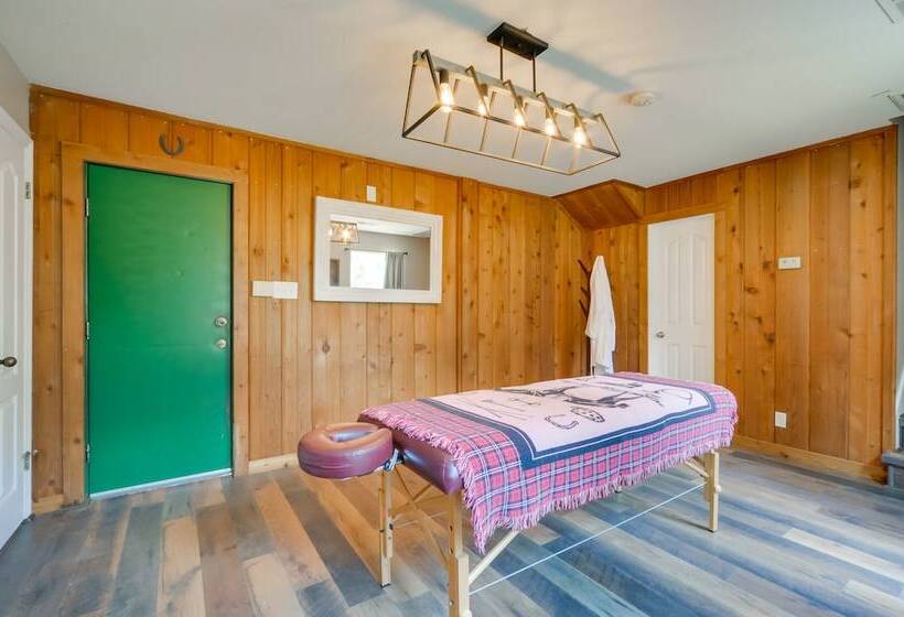 Spicewood Ranch Cabin W/ Deck, Barn Access!