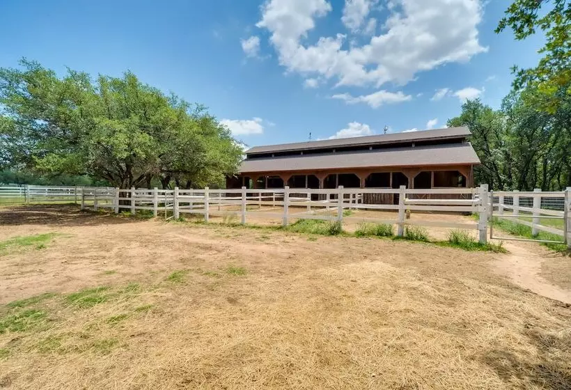 Spicewood Ranch Cabin W/ Deck, Barn Access!