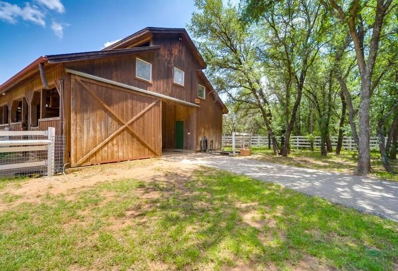 Spicewood Ranch Cabin W/ Deck, Barn Access!