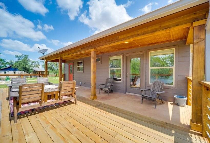 Spicewood Ranch Cabin W/ Deck, Barn Access!