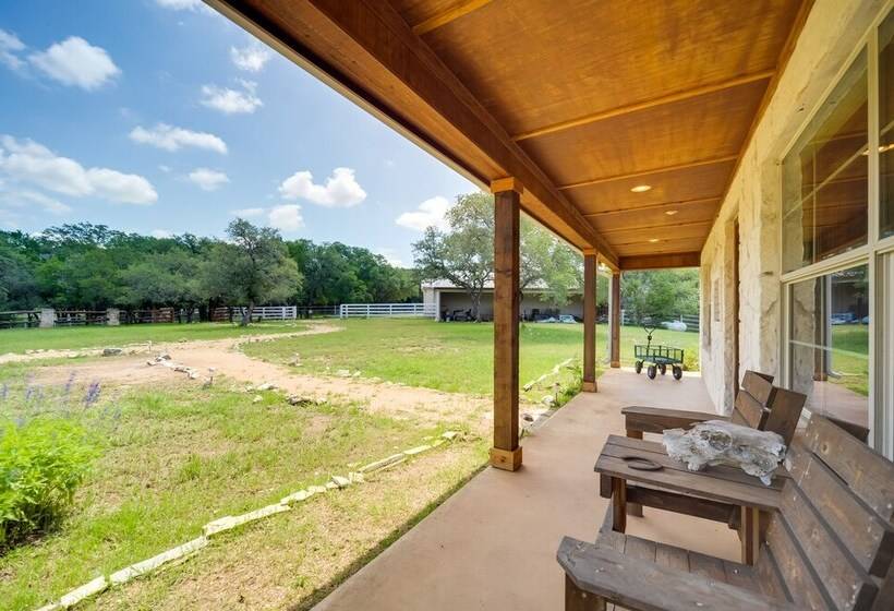 Spicewood Ranch Cabin W/ Deck, Barn Access!