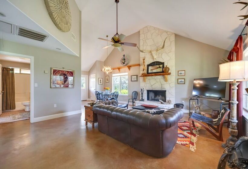 Spicewood Ranch Cabin W/ Deck, Barn Access!