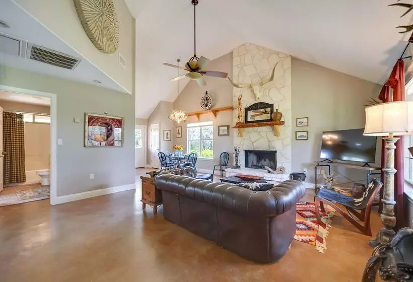 Spicewood Ranch Cabin W/ Deck, Barn Access!