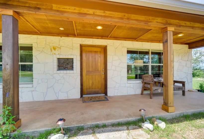 Spicewood Ranch Cabin W/ Deck, Barn Access!