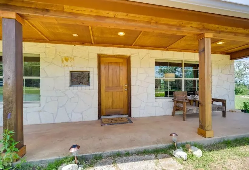 Spicewood Ranch Cabin W/ Deck, Barn Access!