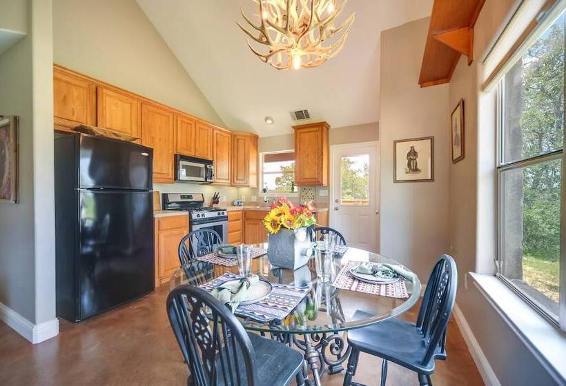 Spicewood Ranch Cabin W/ Deck, Barn Access!