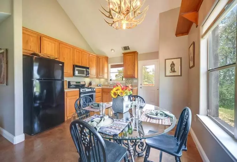 Spicewood Ranch Cabin W/ Deck, Barn Access!