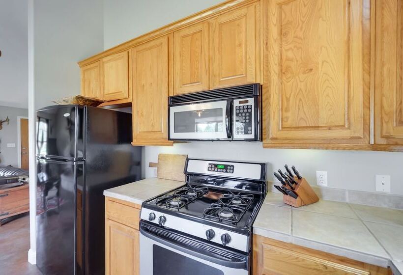 Spicewood Ranch Cabin W/ Deck, Barn Access!