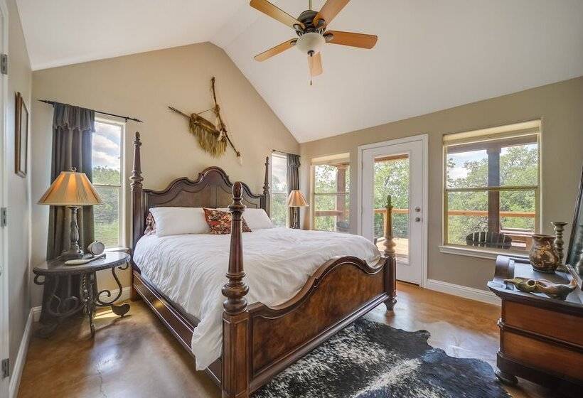 Spicewood Ranch Cabin W/ Deck, Barn Access!