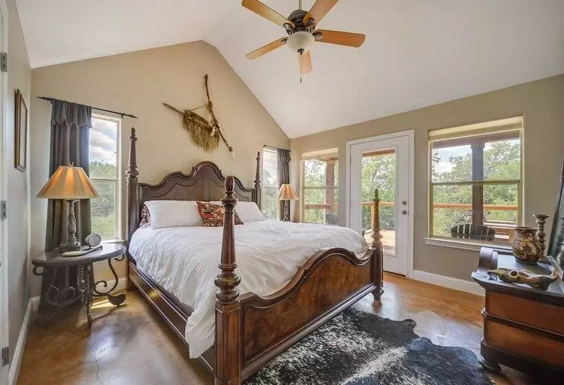 Spicewood Ranch Cabin W/ Deck, Barn Access!