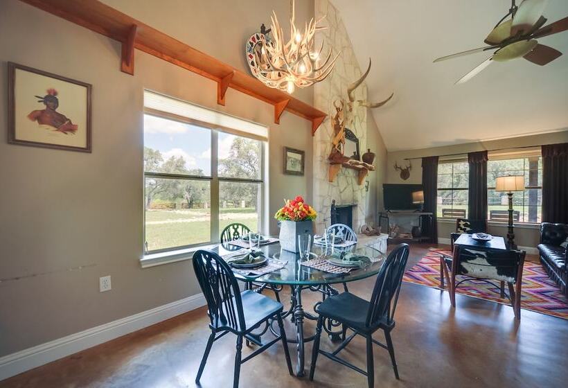 Spicewood Ranch Cabin W/ Deck, Barn Access!