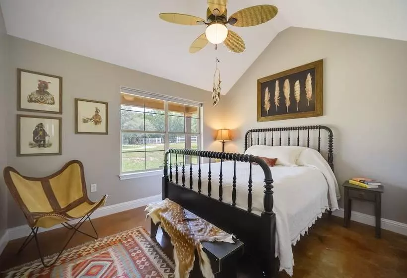 Spicewood Ranch Cabin W/ Deck, Barn Access!