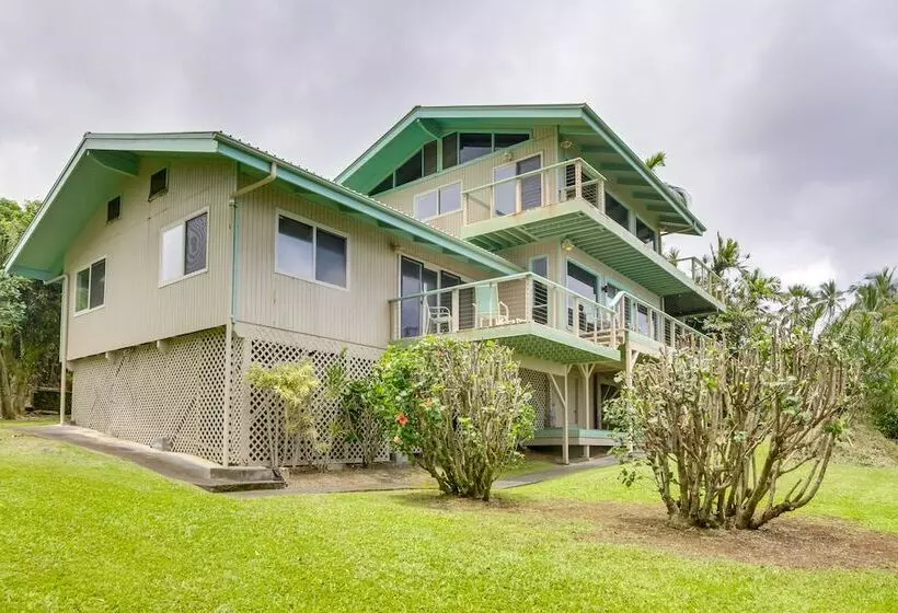 Hilo Home W/ Private Deck + Stunning Ocean Views!